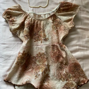 Söt coquette topp blommig - En jättefin topp köpt secondhand, blommigt somrigt mönster 💕