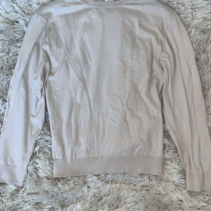 Zara topp - Såå mysig sweatshirt som passar perfekt till jeanskjol en kylig sommardag 💕💕 älskar verkligen den men den kommer tyvärr inte till användning 🥲 den är i stl 164 men passar mig som vanligtvis har xs/s