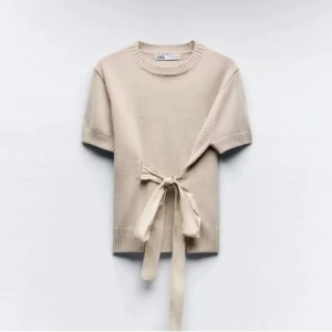 Slutsåld tröja från Zara  - Säljer denna såå fina slutsålda och jättepopulära tröjan från zara med band att knyta i midjan. Banden blir lätt skrynkliga men funkar fint att stryka! 