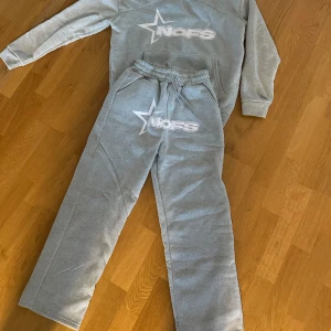 Nofs tracksuit - Säljer ett helt Nofs set som är i as bra skick då den blev för liten väldigt snabbt för mig. Den är i storlek S. perfekt nu till våren