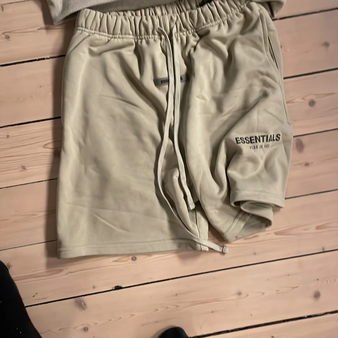 Essentials hoodie och shorts! - 2