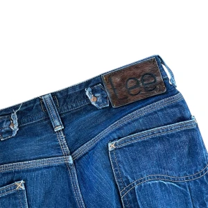 Cowboy Lee jeans (omsydda) - Snygga blå jeans från Lee med klassisk femficksdesign och knappgylf. Perfekta för en avslappnad stil. Märkeslappen på baksidan ger en cool touch.