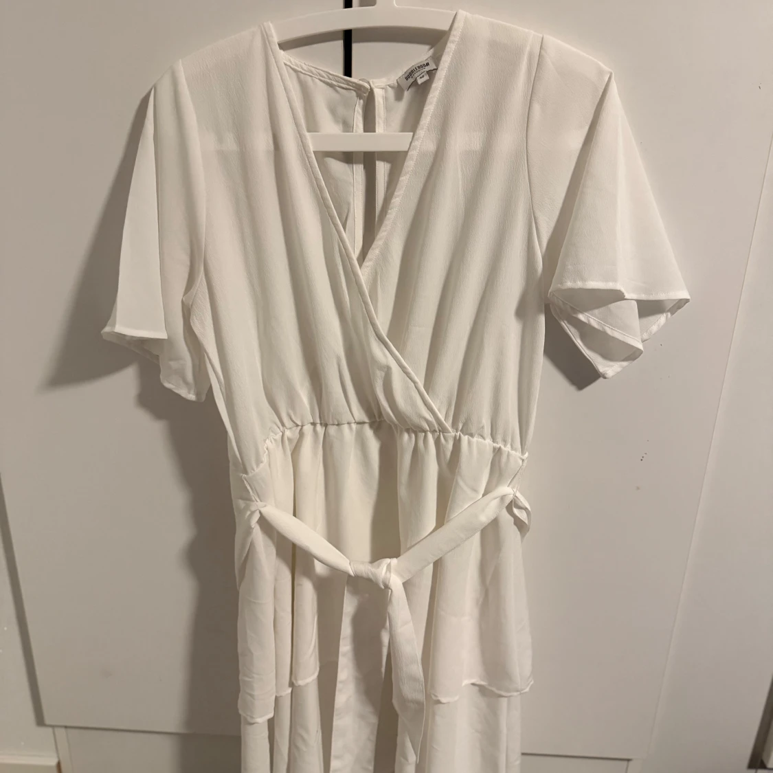 Vit omlottklänning från Bubbleroom