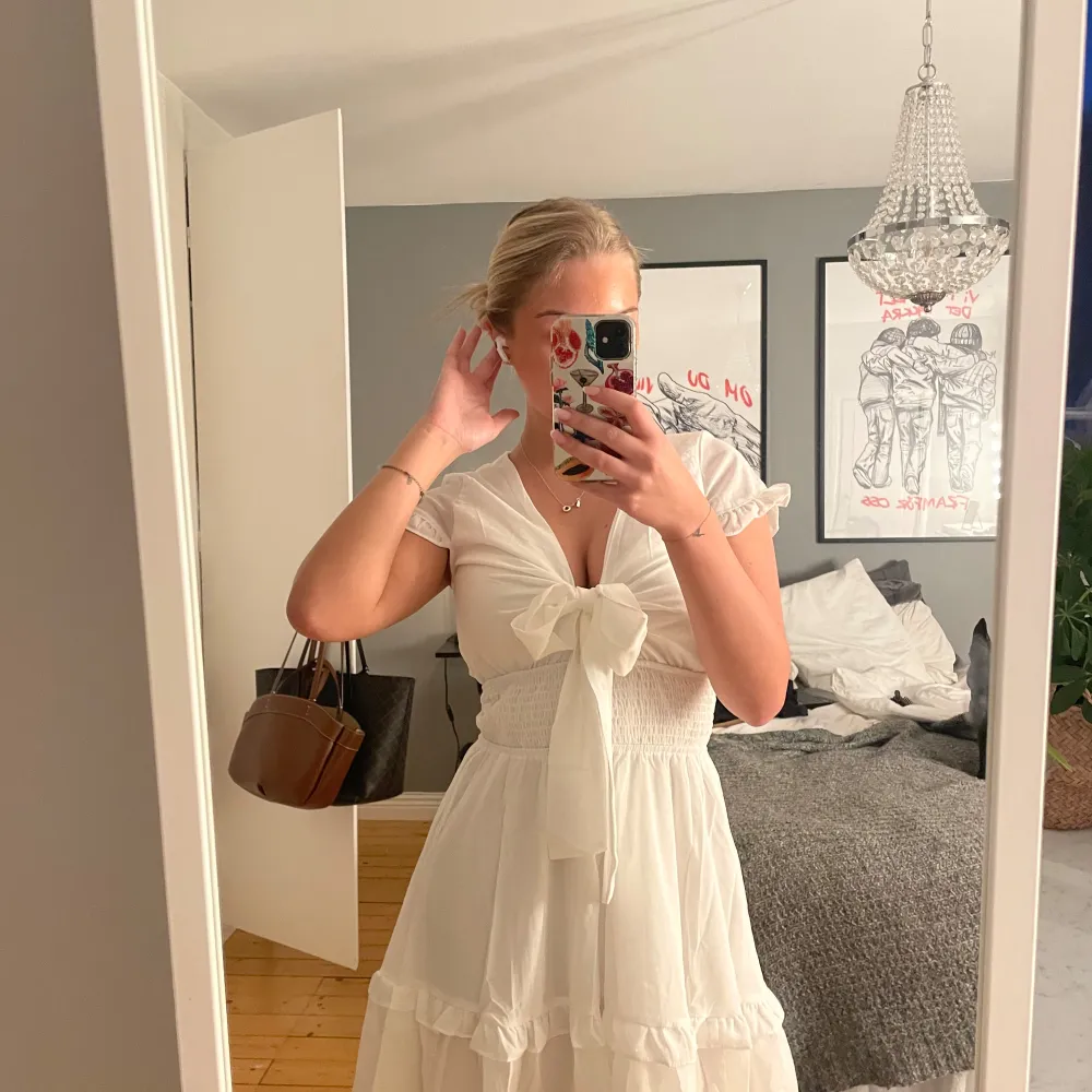 Superfin vit klänning som passar perfekt för studenten eller soliga sommardagar🌸☀️Aldrig använd dock är lappen borttagen💕. Mekot.
