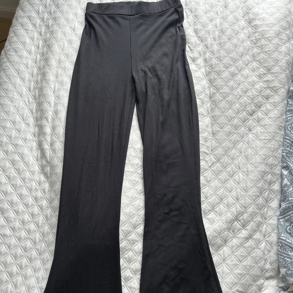 Svarta ribbade byxor