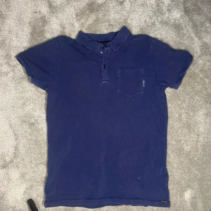 Blå pikétröja från Scotch & Soda - Skick 8/10 ser ny ut. Inga defekter! Har du några frågor skriv gärna! Priset kan alltid förhandlas 