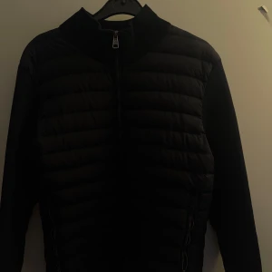 Moncler cardigan jackan - Säljer en stilren mörkblå cardigan jacka från Moncler. Jackan har en dragkedja framtill och en logga på ärmen. Perfekt för våren/hösten. Den är i st m men kan även bäras om man har storlek s. Aldrig använd där av säljs den. Kontakta vid snabb affär (kan diskutera pris). Paketet skickas samma dag.