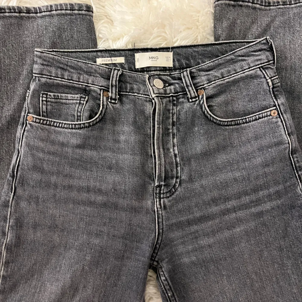 Så fina grå jeans från Mango, stl 34 och ankellängd beroende på hur lång man är. Jag är 163/164 cm för referens 🌸 från Mangos premium kollektion. Jättefint skick!. Farkut & Housut.