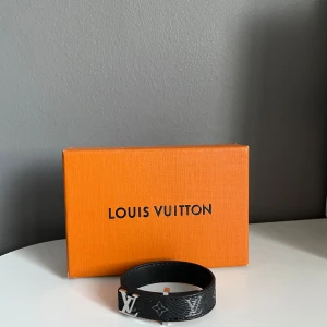 Louis Vuitton armband - riktigt fint skick | allt i bilderna ingår | passar alla | pris kan diskuteras vid snabb affär 🙌💯