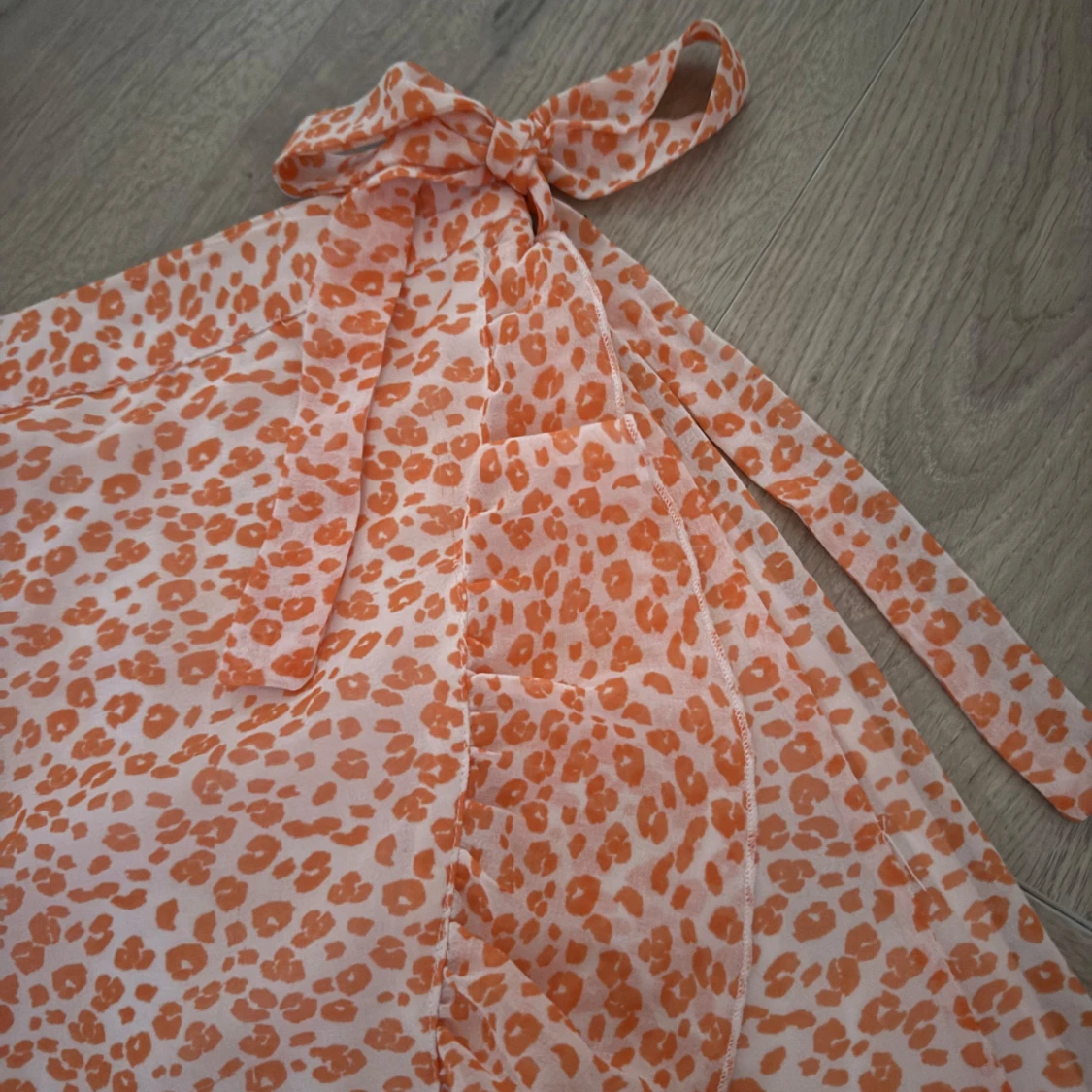 Orange lång leopardmönstrad omlottkjol
