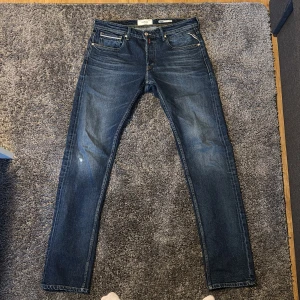 Replay jeans - Snygga mörkblå replay jeans modell grover storlek 33:34 jätte fint skick en liten slitning på knät men inget man tänker på. Skriv vid minsta fundering 