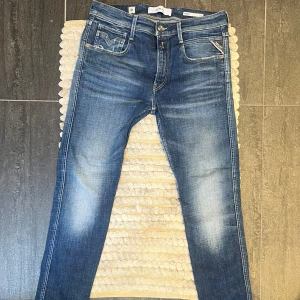Replay Anbass Aged 01 Year Jeans - Riktigt schyssta jeans från Replay i modellen Anbass (Aged 01 Year) || Storlek: W31 L32 || Mycket fint skick, förutom en liten fläck på höger knä - se sista bild 