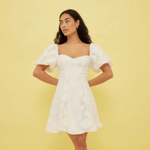 Vit klänning NA-KD - Jättefin klänning köpt från NA-KD för några år sen, den är endast använd ett fåtalgånger och är perfekt för studenten eller som sommarklänning💞 Tror  den är slutsåld på deras hemsida,  skriv om du vill ha fler bilder av den 