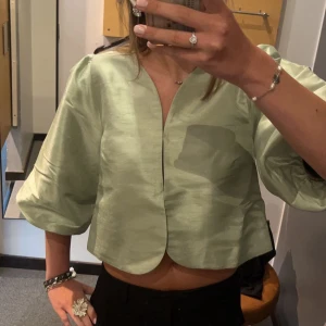 Mq topp - Jätte fin topp köpt på mq (säljs inte längre) använd 4 gånger så bra skick, nypris 700kr säljs för 600kr, har inte på köp direkt så lämna prisförslag på 600 om du vill köpa💞