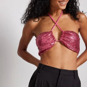 Rosa paljett-tubtopp - Säljer en glittrig rosa tubtopp med paljetter. Pris lapp kvar.