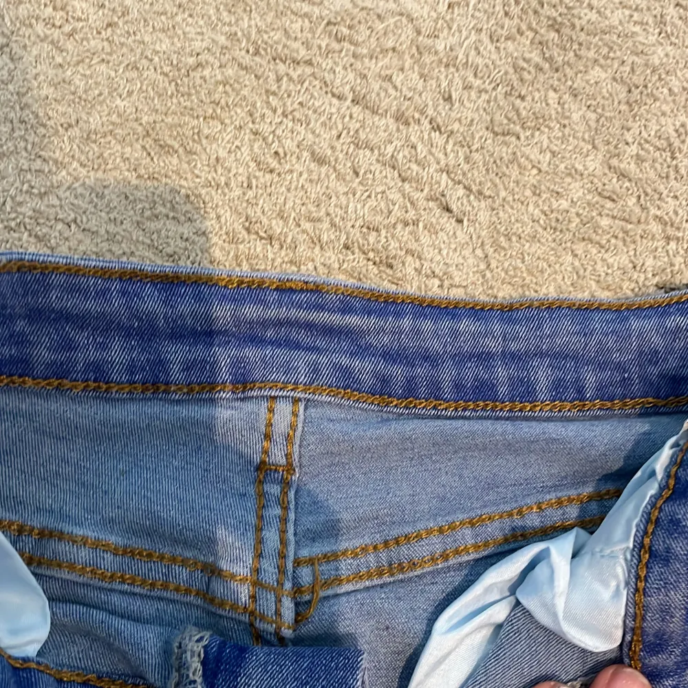 Snygga blå bootcut jeans. De är fransiga nedtill. . Farkut & Housut.