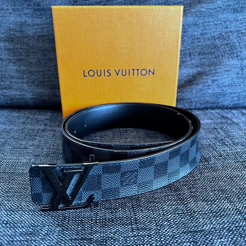 Säljer mitt snygga LV bälte. Det går att vända så att bältet är svart också, köptes i butik och har kvar allt OG och kvitto.. Asusteet.