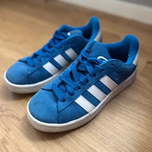 Blå Adidas sneakers - Storlek 83,2/3 så passar perfekt om du är emellan storlek 38 och 39. Använt skick därav priset. Nypris ca 900kr.