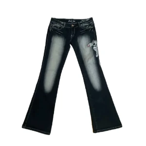 Crazy age jeans - Säljer ett par sjukt coola crazy age jeans! Storleken är 42! De ände defekterna är att jeansen är  nedtrampade där bak men ingenting som man märker när jeansen är på!💓