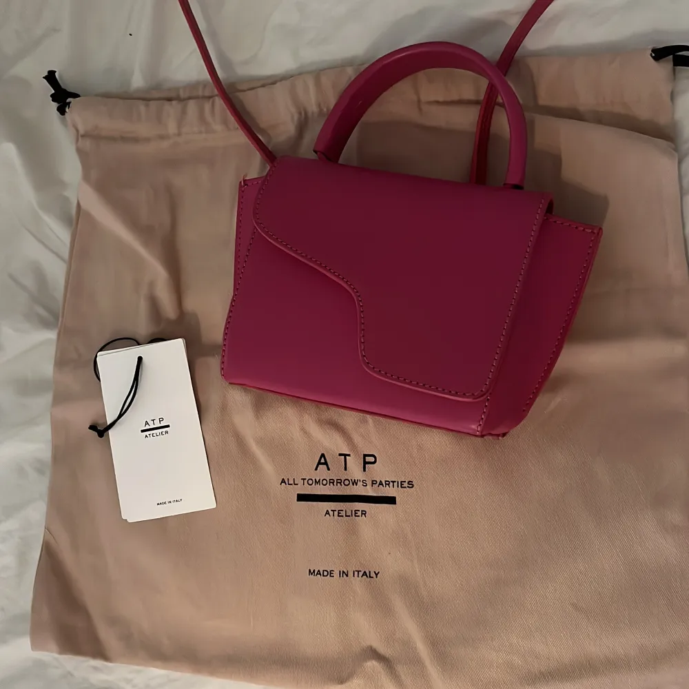 SÅ SNYGG ATP VÄSKA! Helt ny, prislapp och dustbag kvar, endast använd ett fåtal gånger. Endast någon repa men inget som syns direkt, nypris runt 4000 o säljs inte längre! 🩷🩷intressekoll! Alla bilder är mina egna- bara från olika ljus. Laukut & Käsilaukut.