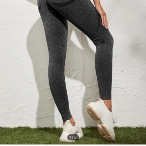 Mörkgrå leggings - Snygga mörkgrå leggings med hög midja och tight passform. Perfekta för träning eller en avslappnad dag. Helt nya o aldrig använda