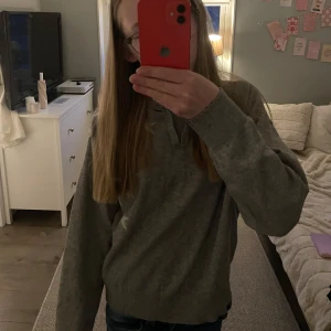 Grå hoodie med stjärnor från Gina Tricot - Säljer en grå hoodie från Gina Tricot med coola stjärnor på framsidan och en stor stjärna på baksidan. Den har en bekväm huva med dragsko och ribbade muddar vid ärmslut och nederkant. Perfekt för en avslappnad stil!