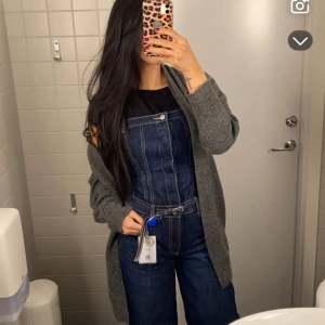 Lång grå cardigan H&M - Säljer denna otroliga mysiga långkoftan i bra skick.