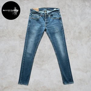 Dondup George jeans storlek 31 (passar som W29/30) - Säljer Dondup George jeans i storlek 31 (passar som W29/30 i midjan, då Dondup ofta är mindre i storlek). Riktigt bra skick inga hål eller fläckar. Välsittande modell med snygg tvätt.                Nypris 2000+ kr | vårat pris 795 kr.  Hör av dig om du vill ha mått eller har andra frågor. Psst… följare får rabatt!