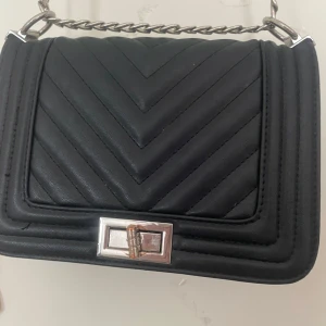 Svart axelväska med kedja - Säljer en svart väska från UR PENN❤️köpte den för 249kr säljer för 90kr