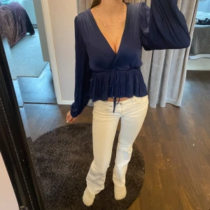 Jätte fin mörkblå blus - En jätte fin blus. Har blivit använd 2 gånger och är i nyskick. Har ett band i midjan som man kan justera själv.  
