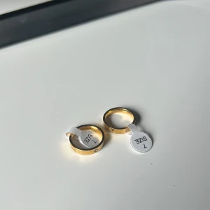 Guldfärgad ring - Köpte två ringar till min mamma och syster som var i fel storlek. Så säljer de nu🥰jag köpte även en till mig men för ett år sen, och färgen är fortfarande kvar och den har hållit bra! Det är rostfri!! Säljer den för 100 kr styck