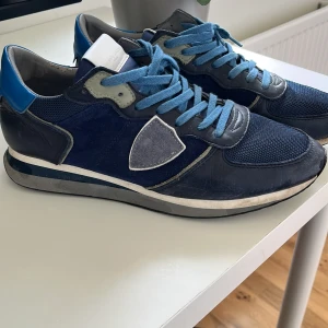Blå sneakers från Philippe Model - Snygga blå sneakers från Philippe Model med grå och svarta detaljer. 