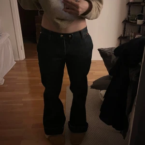 Mörkblå jeans från Acne - Jeans från acne, någon av deras första kollektion. Extremt snygga och sitter bra. Lågmidjade och raka. 