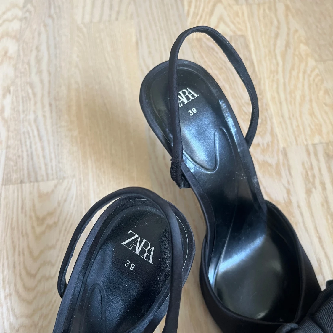 Svarta pumps med rosett från Zara - 2