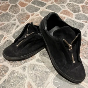 Axel arigato - Snygga svarta sneakers från axel arigato i fint skick, sparsamt använda. Ny pris cirka 2600 SEK