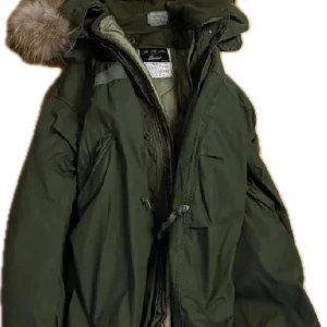 Exklusiv jacka från Barbed - Säljer en grön parkajacka från Barbed i mycket bra skick. Nypris ligger på 8000kr. Jackan har en mysig pälsfodrad huva och dragkedja framtill. Perfekt för höst,vår och vinter, håller dig varm och stilren. Storleken är inte helt tydlig, men den Passar ungefär M-L men står Xs