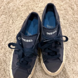 Svarta sneakers från Diesel - Snygga marinblåa sneakers från Diesel med snörning!! Skit snygga skor verkligen som tyvärr har blivit försmå. Använda men fint skick! 