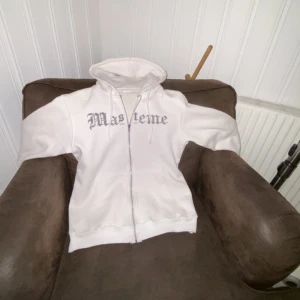 Vit hoodie från Masteme - Säljer nu min Masteme tröja när den är för liten. Storlek M men passar S om några frågor kontakta mig pris kan snackas ny pris 799kr 