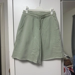 Gröna shorts med resårmidja - Säljer ett par bekväma gröna shorts med resårmidja. Fin ljusgrön/turkos färg. Loose passform. Storlek XS.