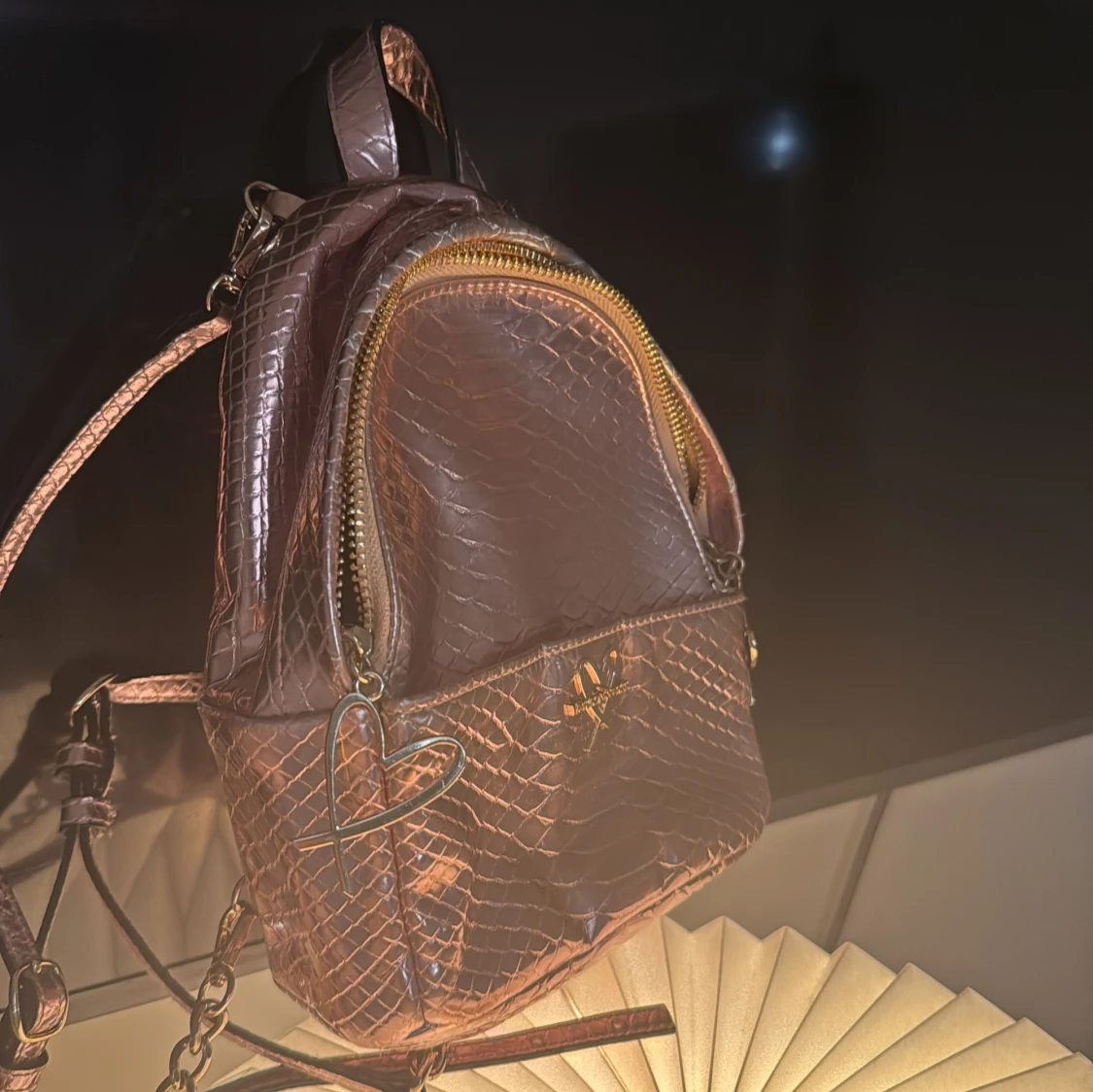 Rosa ryggsäck med ormskinnsmönster - 1