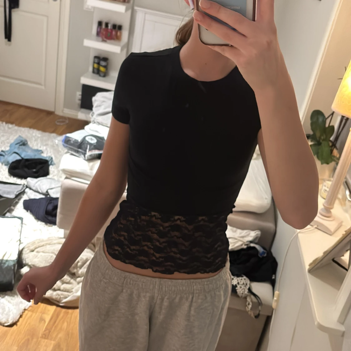 Svart kortärmad topp med spetsdetalj