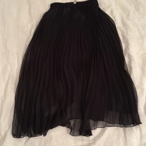 Svart skjol - Säljer en svart skjol med en underskjol som är perfekt till sommaren i storlek 34.