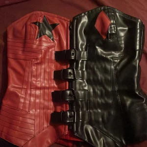Röd och svart Harley Quinn korsett från The Suicide Squad - Snygg Harley Quinn korsett i rött och svart med stjärndetalj och snörning bak. Perfekt för att ge en edgy look. Tillverkad i ett glansigt material med coola detaljer.