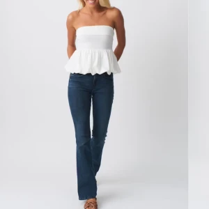 Mörkblå jeans från Ginatricot - Säljer dessa lågmidjade mörkblå jeans från GinaTricot då de tyvärr inte kommer till någon användning! Sparsamt använda och fint skick, dock är de uppsprättade där nere och passar mig som är runt 170 i längd! Köptes för 500kr. Skriv för fler bilder❣️