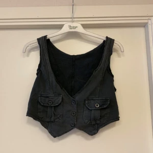 🍒Vintage y2k väst🍒 - 🍒WILD WEST🍒Snygg unik bleksvart väst med knappar framtill, råa kanter och två fickor med lock. Kommer i ett stretchigt mjukt bomullstyg.🍒