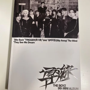 THE BOYZ 9th Mini Album - THE BOYZ 9th Mini Album. Helt nytt. Allt förutom ett klistermärke man har på sitt betalkort är med! Två photocards!