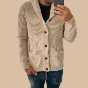 Cardigan  - Säljer denna riktigt snygga tröjan perfekt inför hösten. Vid frågor och funderingar skriv gärna!