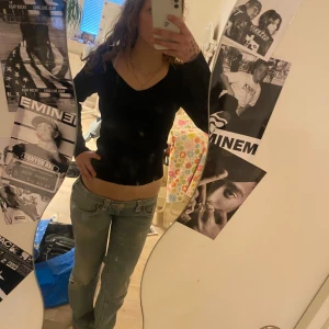 Svart långärmad topp från JDY - Säljer en stilren svart långärmad topp från JDY. Perfekt för en enkel och snygg look. Toppen har en klassisk design som passar till många olika outfits. Storlek M men skulle säga att den är mer som xs-s