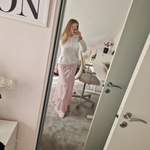 Vit plain hoodie - En perfekt helvit hoodie som jag säljer då den tyvärr blivit för kort i armarna på mig (är 167) 