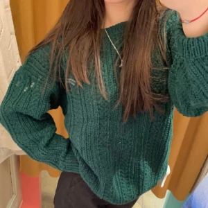 Mörkgrön stickad tröja - Säljer en mysig mörkgrön stickad tröja med ribbad struktur. Tröjan har långa ärmar och en avslappnad passform, perfekt för kyligare dagar. Passar bra till både jeans och kjol. Hör av dig vid intresse!